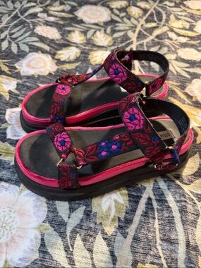 Steve Madden Women’s 8 Embroidered Platform Strap Sandals